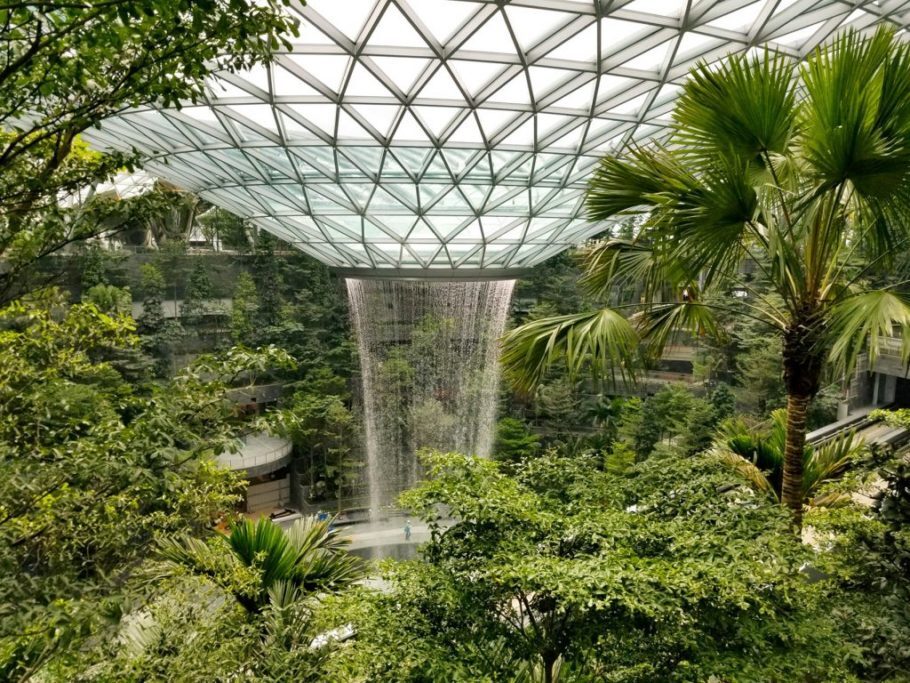 Com 40 metros de altura, a HSBC Rain Vortex é a cachoeira interna mais alta do mundo