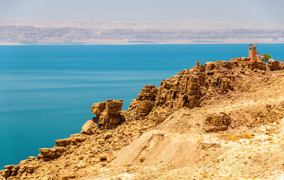 Vista do Mar Morto na costa da Jordânia