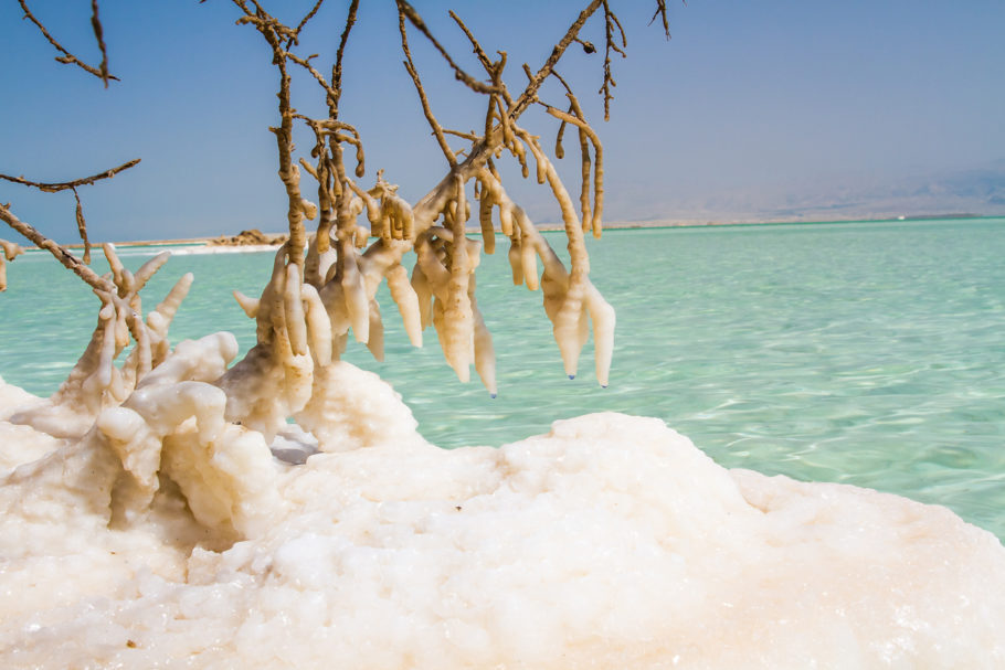 A água do Mar Morto é dez vezes mais salgada que a água do dos oceanos