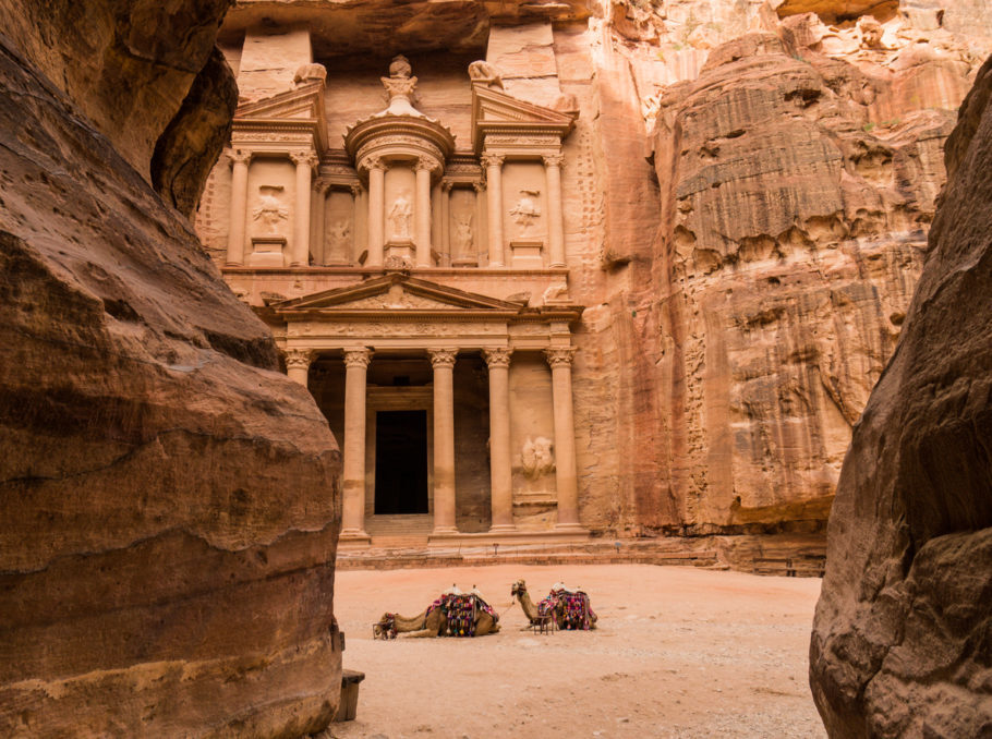 Foram os romanos quem descobriram e conquistaram Petra, que permaneceu desconhecida ao mundo até 1812