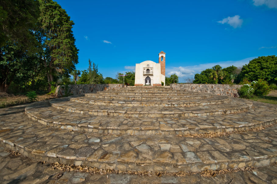 Templo de Las Américas foi construído sobre as ruínas da igreja original do século 16 erguida por Cristóvão Colombo em La Isabela