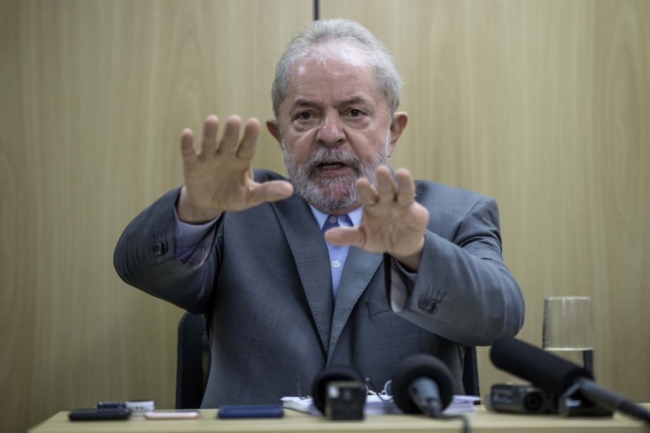 O ex-presidente Lula concedeu entrevista à Folha e ao jornal El País, na sede da Polícia Federal, em Curitiba