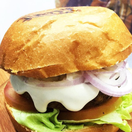 Burguer com maionese vegana de alho a base de extrato de soja