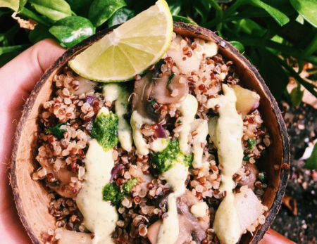 Salada morna de quinoa servida com maionese vegana de tahine