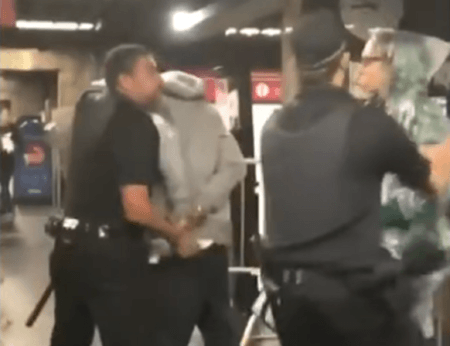 Mulher leva cotovelada e socos de seguranças do Metrô dentro de estação
