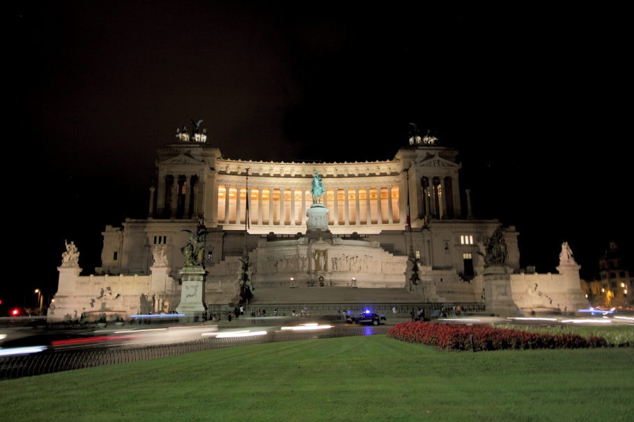 Vista panorâmica do Monumento a Vittorio Emanuele II, que fica entre a Piazza Venezia e o monte Capitolino tendo sido projetado por Giuseppe Sacconi em 1885