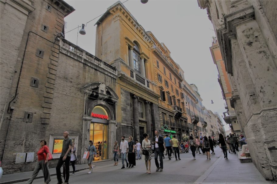 Comércio na Via del Corso, em Roma