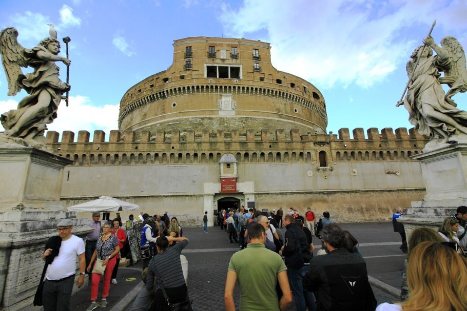 Turistas enfrentam fila para entrar no Castelo Sant’Angelo