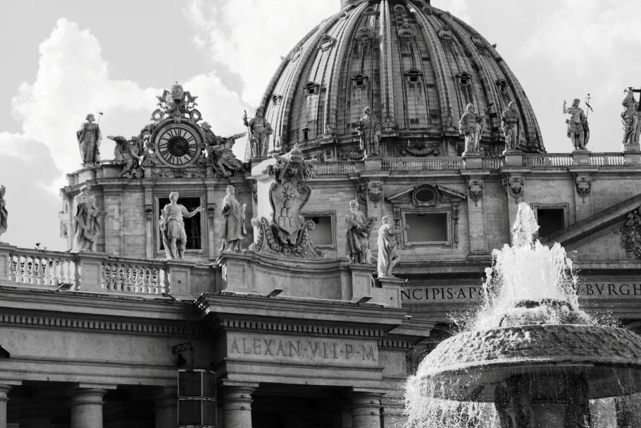 Detalhe da entrada da Praça São Pedro e da cúpula da Basílica de São Pedro