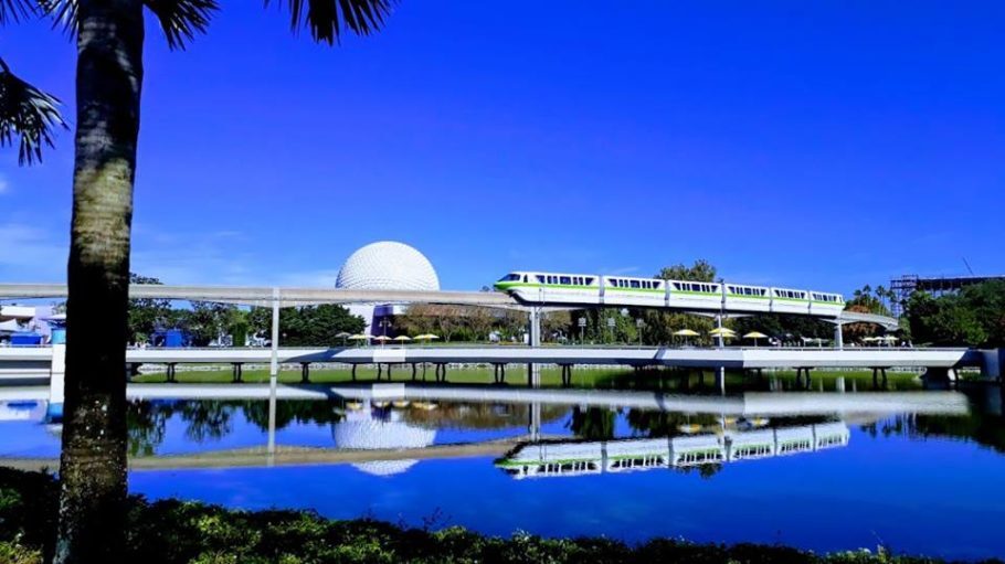 Monorail passa pelo Epcot, um dos parques da Disney em Orlando