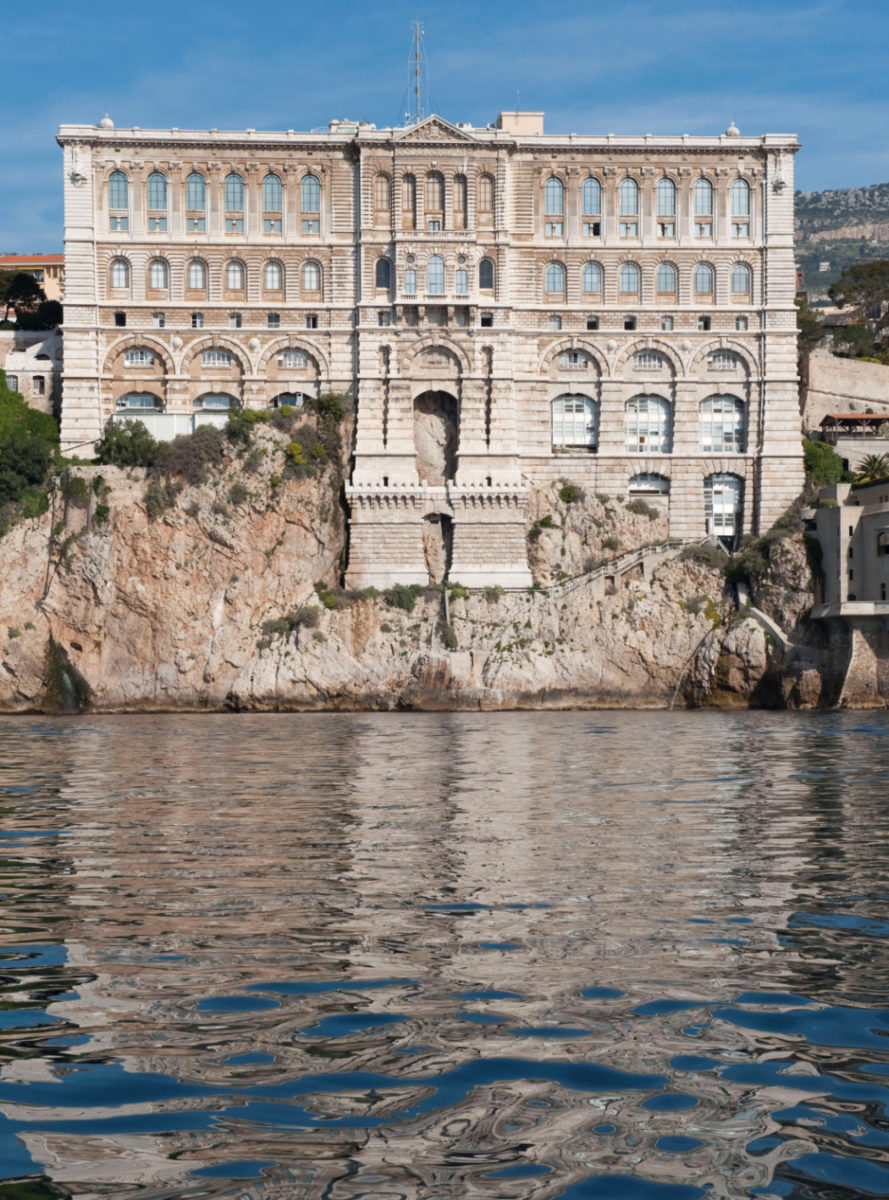 Prédio do Museu Oceanográfico à beira do Mediterrâneo, em Mônaco