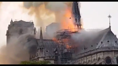 Bombeiros declaram salva a estrutura da Catedral de Notre Dame