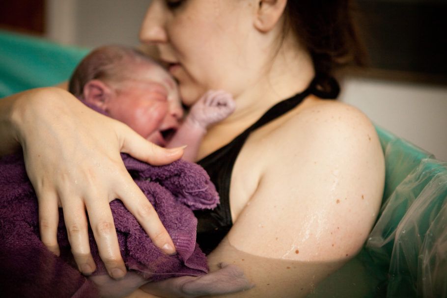 Parto humanizado envolve a mãe e o bebê em uma atenção especial antes, durante e após o nascimento