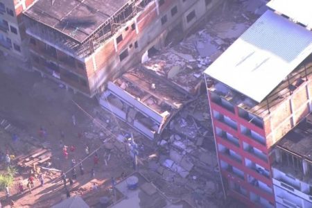 Imagem aérea mostra os prédios que desabaram na zona oeste do Rio de Janeiro