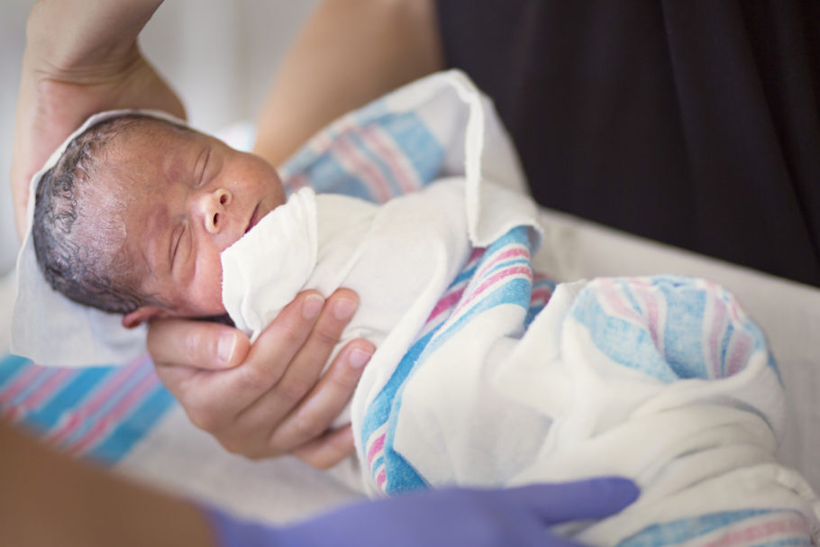 Bebês amamentados com leite materno tem crescimento cerebral significativamente melhor