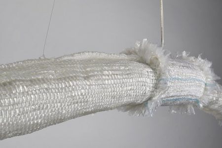 Detalhe da luminária de redes de pesca recicladas