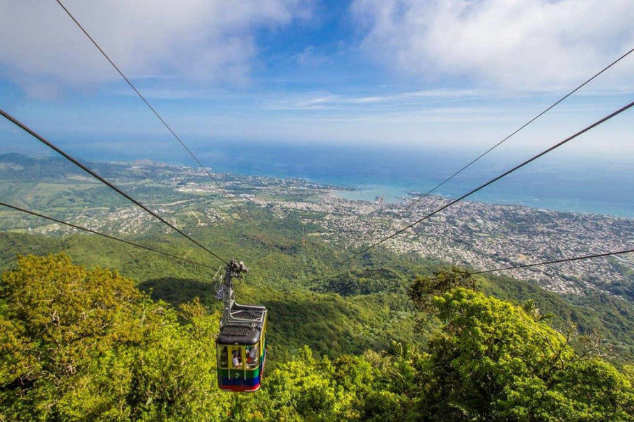 Teleférico leva visitantes ao topo da colina Isabel de Torres, a 800 metros de altura