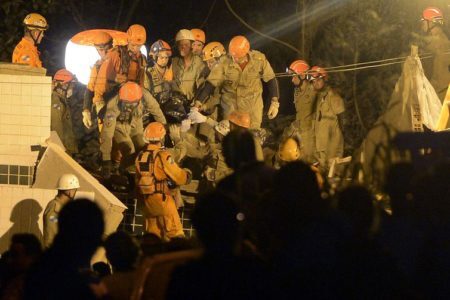 Bombeiros atuam na busca por sobreviventes após o desabamento de prédios na comunidade da Muzema