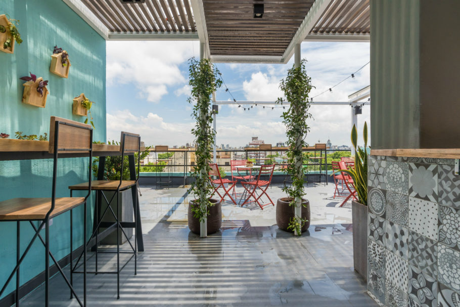 Rooftop do Selina Palermo Soho oferece uma vista privilegiada da cidade