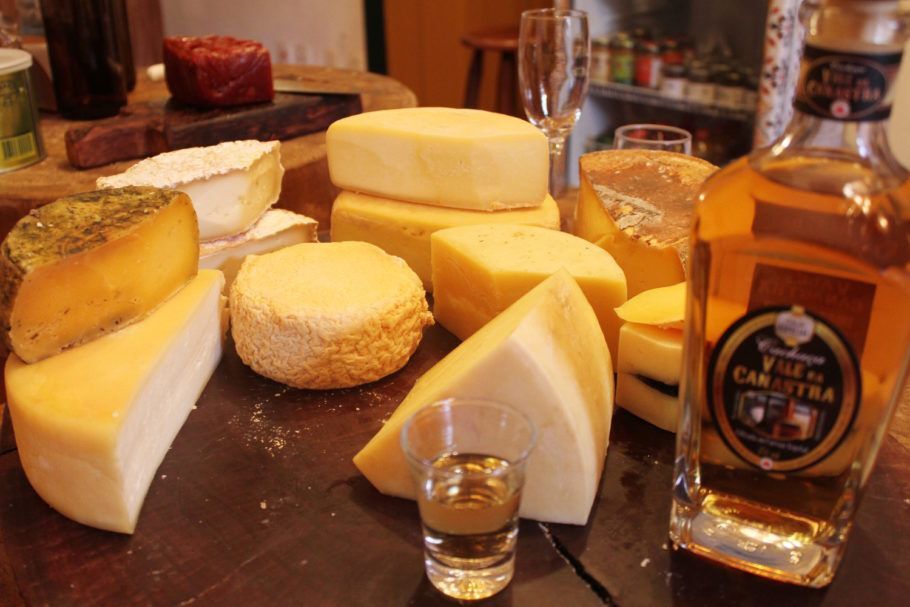 Harmonização de queijos com cachaça, na Q’jaria Ouro Canastra