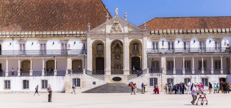 Fachada da Universidade de Coimbra, um dos cartões-postais da cidade no Centro de Portugal