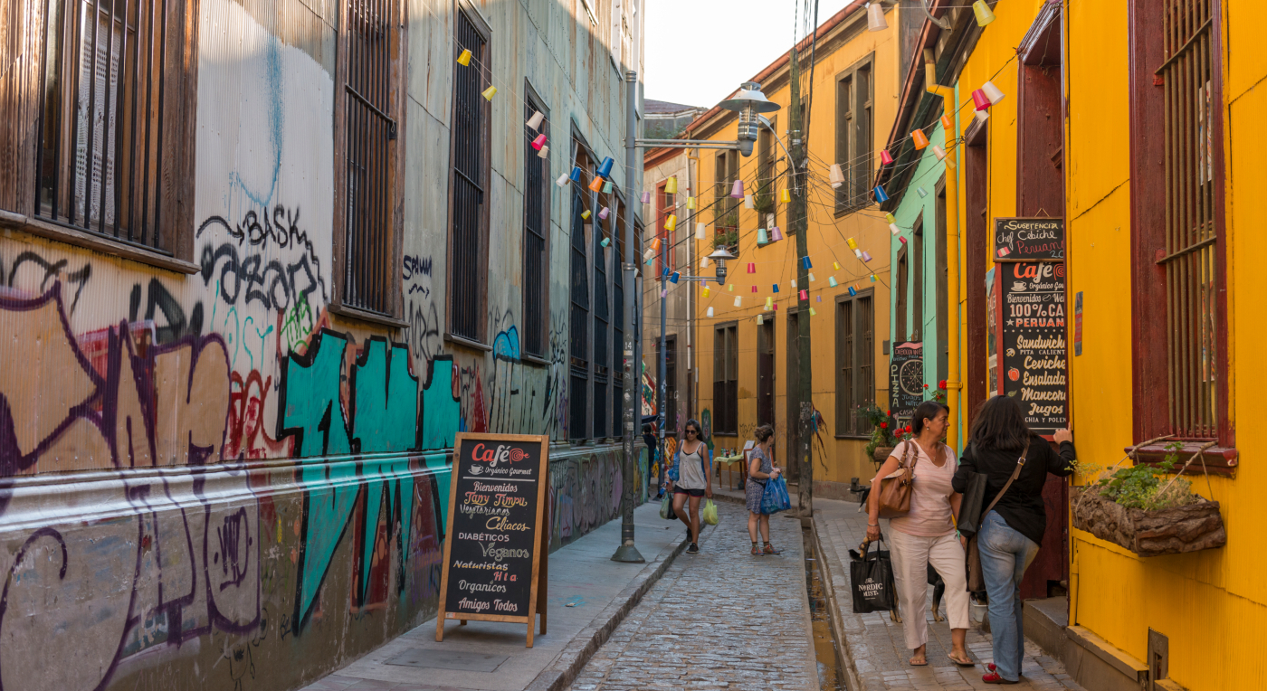 Casas coloridas, vistas deslumbrantes e um cenário artístico urbano enfeitam as ruas da centenária cidade – Divulgação/Sernatur