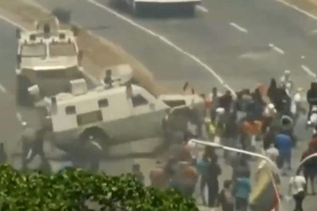 Veículo militar se lança contra manifestantes em Caracas