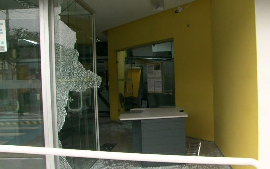 Vidraça estilhaçada em agência bancária de Guararema