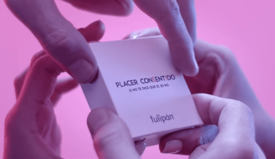 Esse pacote de preservativos da Tulipán só pode ser aberto a quatro mãos