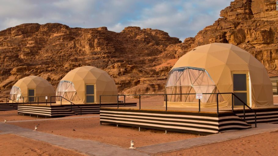 Tendas futuristas no Sun City Camp em Wadi Rum, o maior deserto da Jordânia