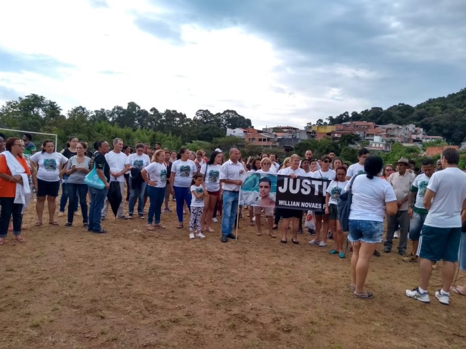 Familiares, amigos e vizinhos protestam no campinho do bairro contra a execução