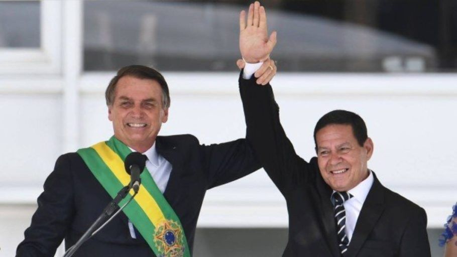 O Presidente da República, Jair Bolsonaro, ao lado do vice Hamilton Mourão