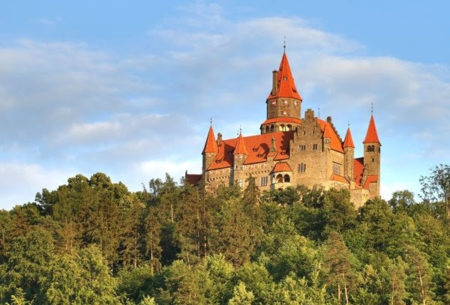 O castelo medieval Bouzov é um daqueles lugares da Morávia que você não deve perder