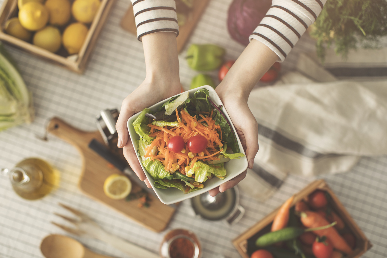 Seguir uma dieta rica em nutrientes, priorizando alimentos frescos e naturais, é uma dica indispensável para ficar em forma no verão – seb_ra/istock