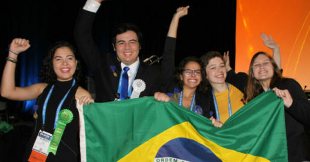 Ekarinny, João Pedro, Juliana, Maria Helena e Muriel comemoram a conquista na Grand Award Ceremony – Intel ISEF 2019