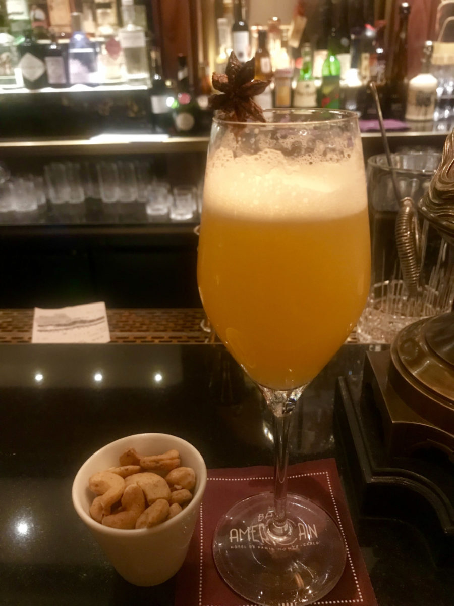 Provei Monaco Spritz, um dos drinks especiais do principado, no American Bar, veja a receita acima