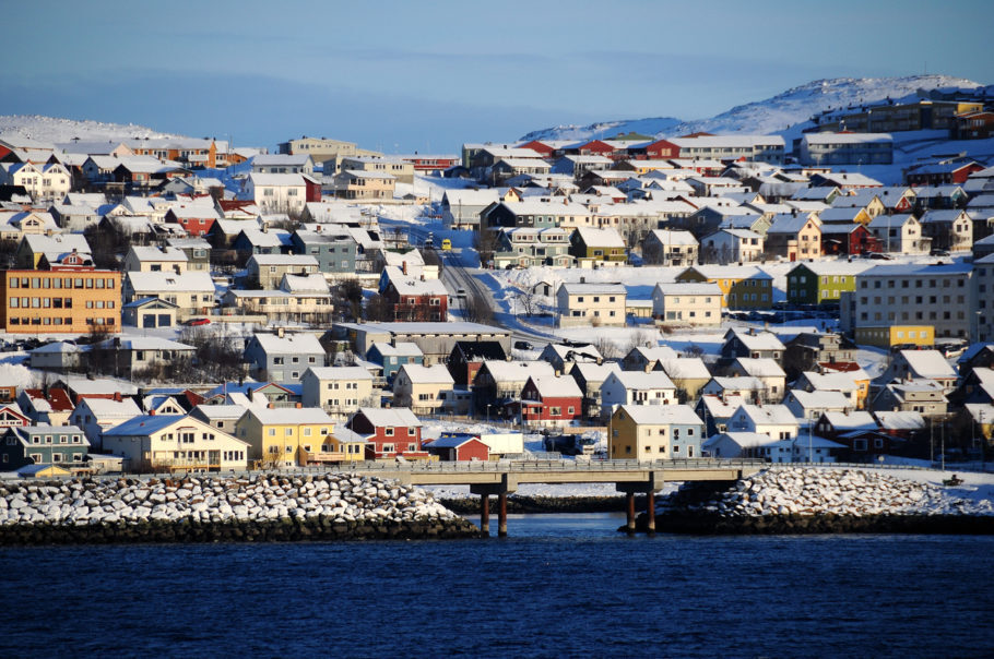 Vista da cidade portuária de Hammerfest, na Noruega, no inverno