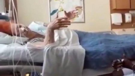 Beth Carvalho na cama de hospital curtindo roda de samba