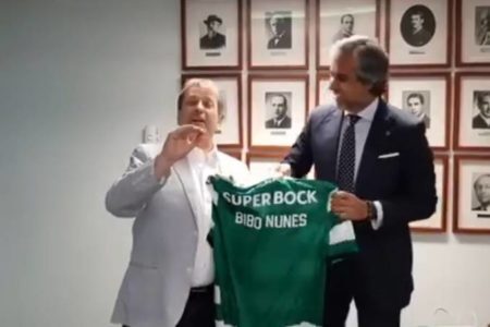 Deputado Bibo Nunes (PSL-RS) ganha camisa do Sporting durante viagem oficial à Portugal