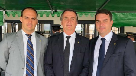 Bolsonaro condecora seus filhos duas vezes em menos de um mês