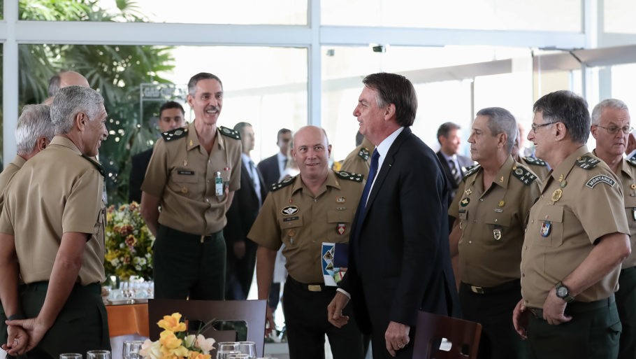Bolsonaro em reunião com o Ministro da Defesa, Fernando Azevedo, no Quartel General do Exército, em Brasília