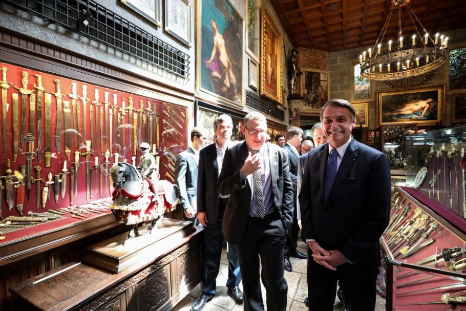 Bolsonaro durante visita ao castelo São João, onde está localizada a coleção de armas Brancas do Instituto Ricardo Brennand