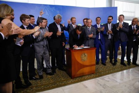 Bolsonaro com parlamentares da base na assinatura do decreto das armas de colecionadores
