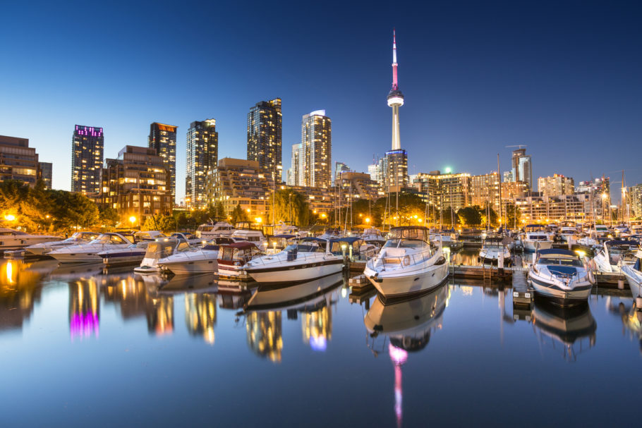 Marina no lago Ontario com a CN Tower, um dos cartões-postais de Toronto (Canadá)