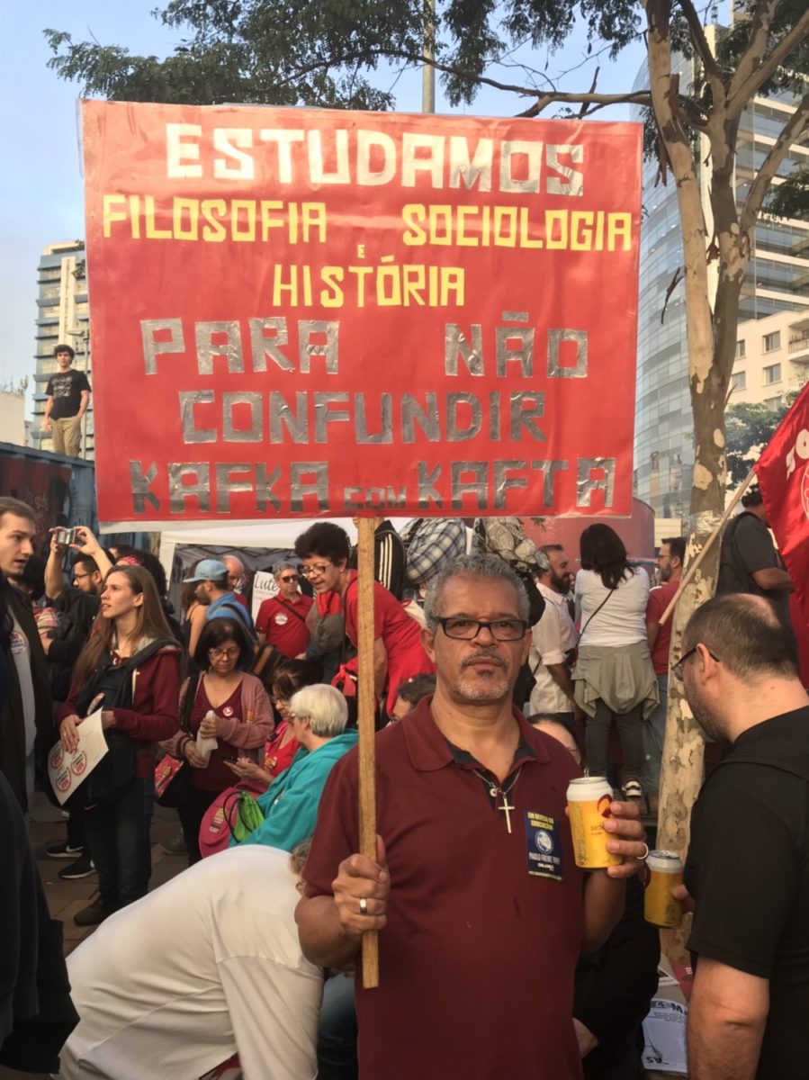 Professor em manifestação no Largo da Batata, em São Paulo