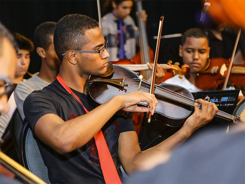 Música de jogador de orquestra de cavalheiro vitoriano vintage tocando  violino