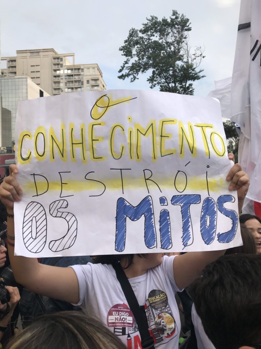 Estudante protesta em São Paulo em defesa da educação