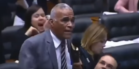 Deputado Pastor Sargento Isidório faz afronta a Bolsonaro: “de doido pra doido”