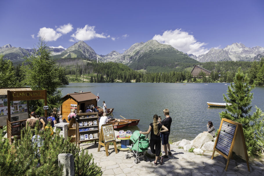 No verão, o lago glacial Štrbské Pleso é um dos destinos mais procurados pelos eslovacos e turistas