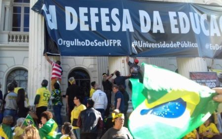 Manifestantes que participaram da mobilização em Curitiba arrancaram uma faixa em defesa da Educação